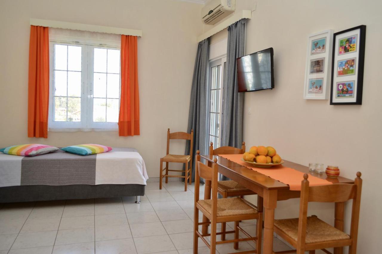 Troumpas Family Rooms & Apartments Leonídion Extérieur photo